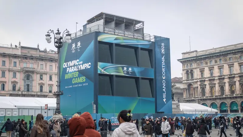 L'installazione in piazza Duomo che segna il conto alla rovescia verso i Giochi - Foto Ansa/Matteo Corner © www.giornaledibrescia.it