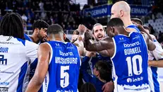 L'esultanza dei giocatori della Germani - Foto New Reporter Checchi © www.giornaledibrescia.it