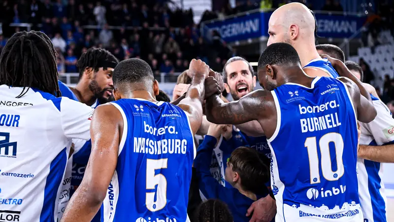 L'esultanza dei giocatori della Germani - Foto New Reporter Checchi © www.giornaledibrescia.it