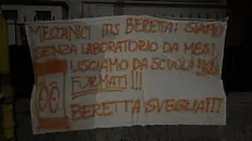 Striscione di protesta per la chiusura dei laboratori dell'Itis Beretta - © www.giornaledibrescia.it
