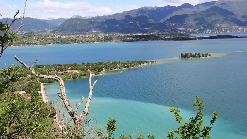 Una veduta dall'alto del lago di Garda