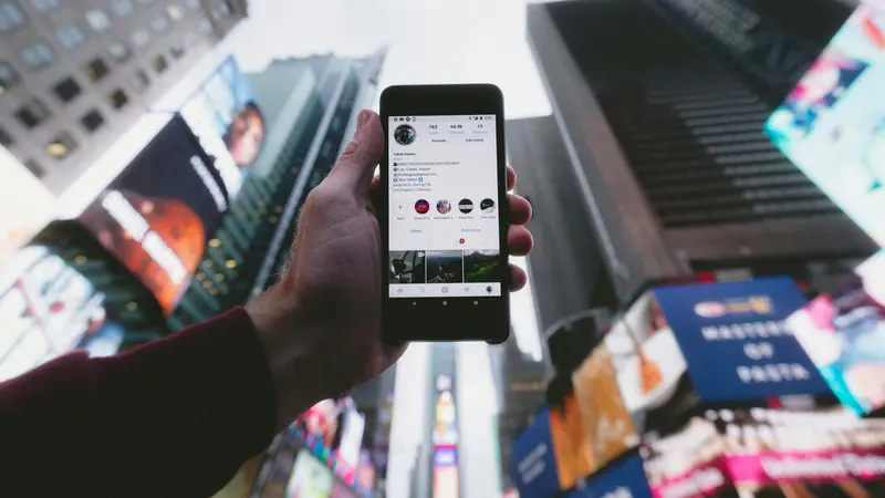 Un profilo social su uno smartphone