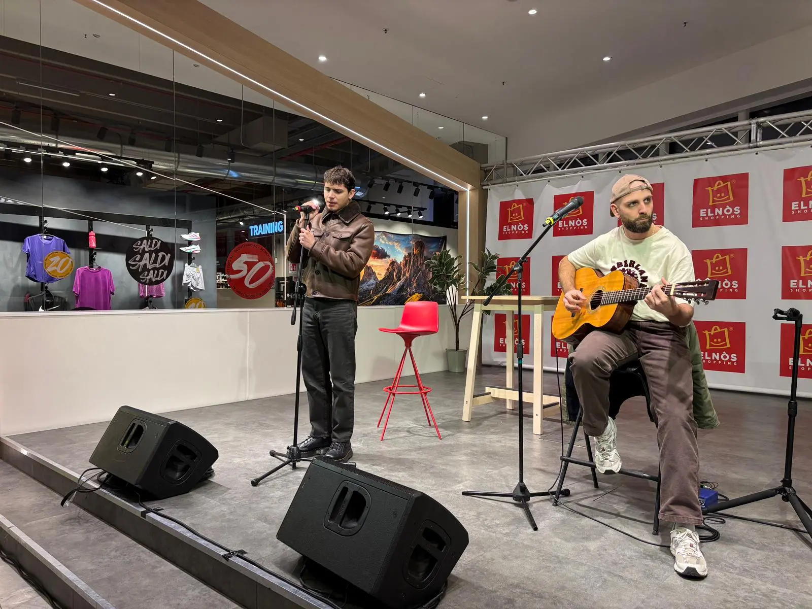 Il cantautore EroCaddeo all'Elnos