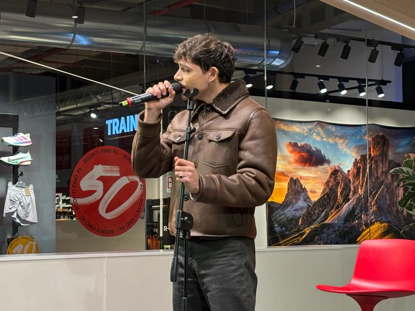 Il cantautore EroCaddeo all'Elnos