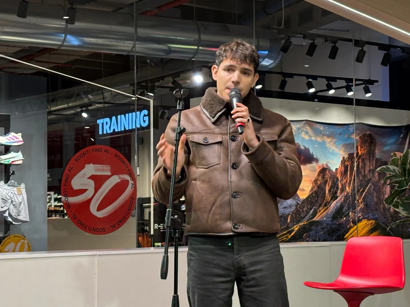 Il cantautore EroCaddeo all'Elnos