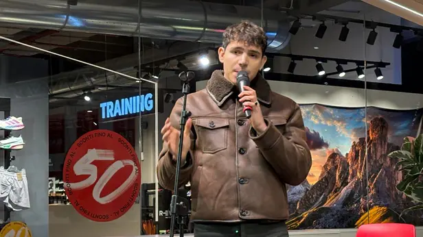 Il cantautore EroCaddeo all'Elnos