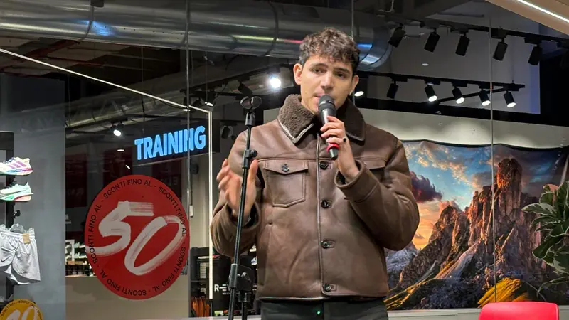 Il cantautore EroCaddeo all'Elnos