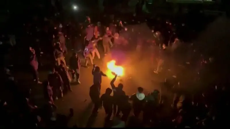 La follia riunita attorno a un fuoco in piazza Pounak a Teheran la sera del 9 gennaio - Foto Ansa © www.giornaledibrescia.it