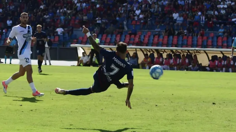 Un'acrobazia di Marras con la maglia del Cosenza (da Instagram)