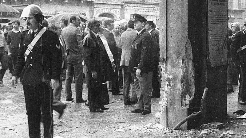 La bomba esplose in un cestino dei rifiuti - Foto Ansa © www.giornaledibrescia.it