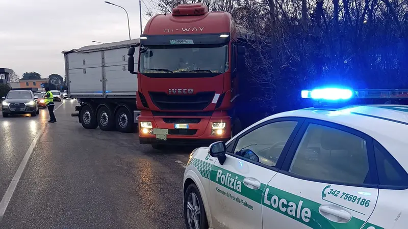 Il camion che blocca la carreggiata