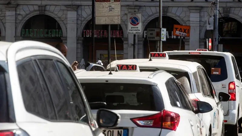 Taxi in sciopero - Foto Ansa/Angelo Carconi © www.giornaledibrescia.it