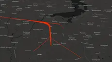 La linea rossa mostra la traiettoria in fase di atterraggio, sotto i 1500 metri, che seguono i voli diretti a Orio - fonte FlightBeat
