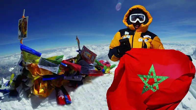 Bouchra Baibanou con Corano e bandiera del Marocco - © www.giornaledibrescia.it