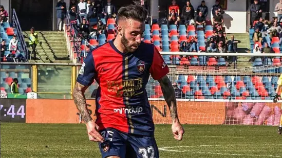 Manuel Marras con la maglia del Cosenza (da Instagram)