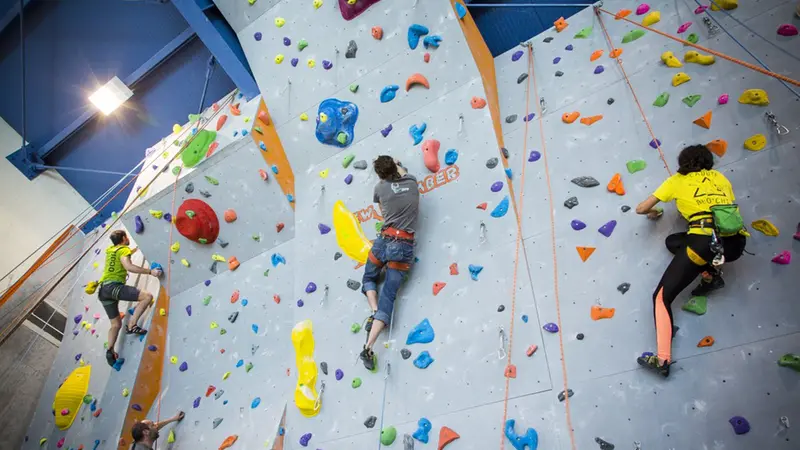 Ragazzi impegnati su una parete di arrampicata - © www.giornaledibrescia.it