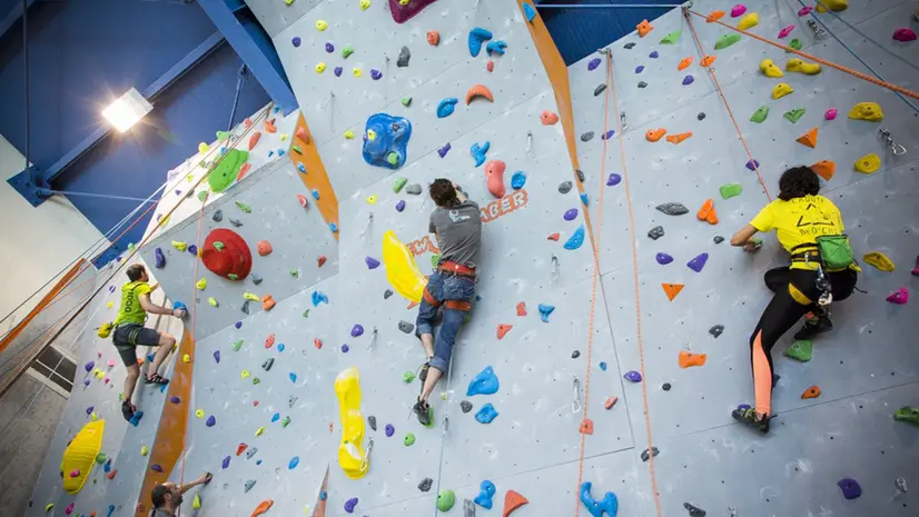 Ragazzi impegnati su una parete di arrampicata - © www.giornaledibrescia.it