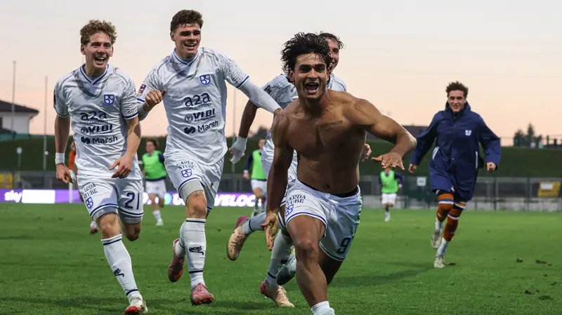 L'esultanza di Cazzadori dopo il gol alla Dolomiti Bellunesi - Foto New Reporter Nicoli © www.giornaledibrescia.it