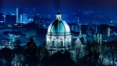 Una veduta notturna di Brescia - © www.giornaledibrescia.it