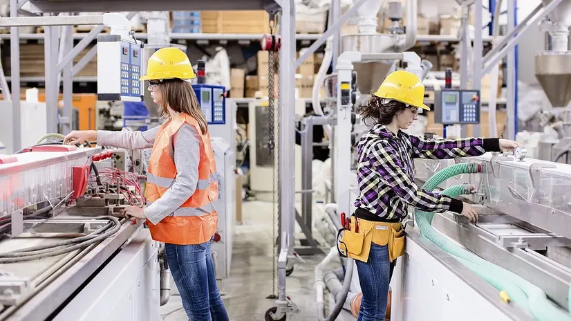 Donne al lavoro in un'azienda