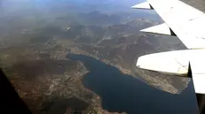La rotta di atterraggio a Orio al Serio prevede il passaggio sul lago d'Iseo © www.giornaledibrescia.it