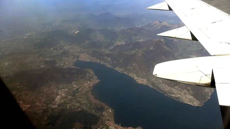La rotta di atterraggio a Orio al Serio prevede il passaggio sul lago d'Iseo © www.giornaledibrescia.it