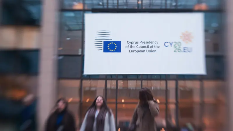 Il cartello al Palazzo Ue a Bruxelles - Foto Ansa © www.giornaledibrescia.it