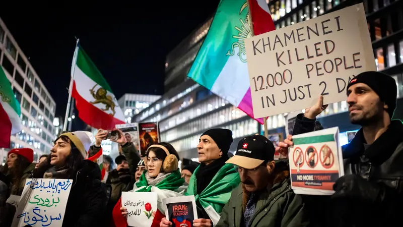 Una manifestazione a sostegno delle rivolte in Iran a Zurigo - Foto Epa © www.giornaledibrescia.it