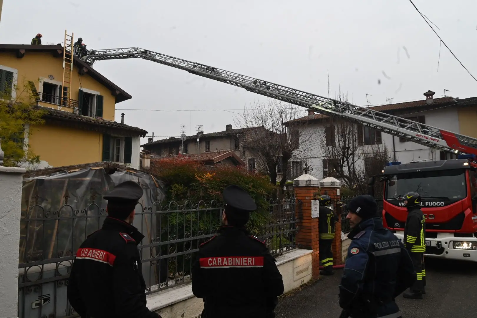 A fuoco il tetto di un'abitazione a Rezzato