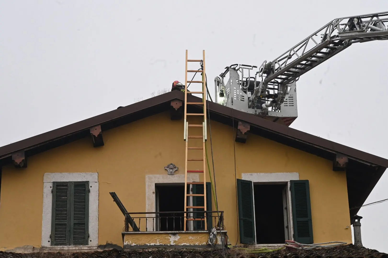 A fuoco il tetto di un'abitazione a Rezzato