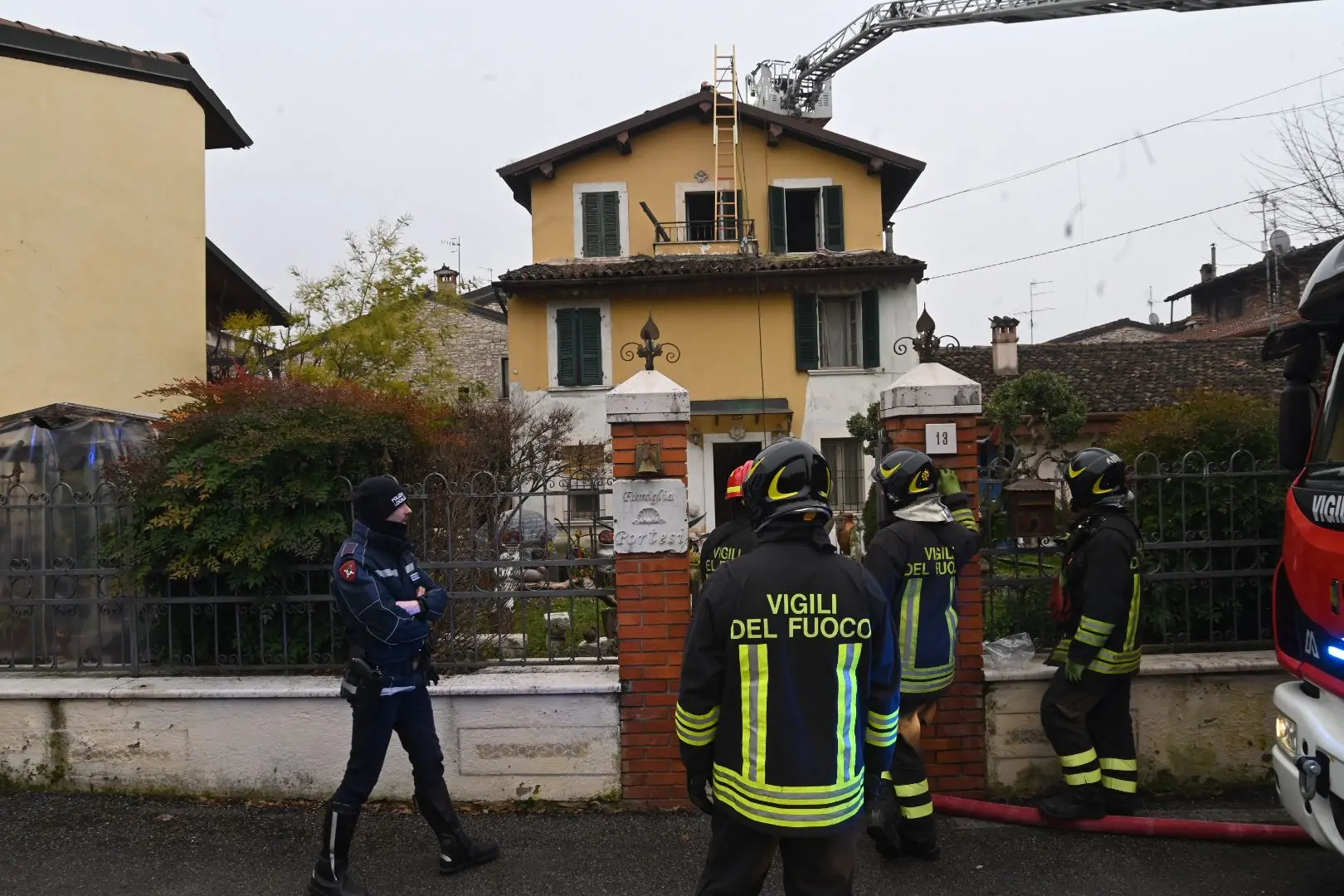 A fuoco il tetto di un'abitazione a Rezzato