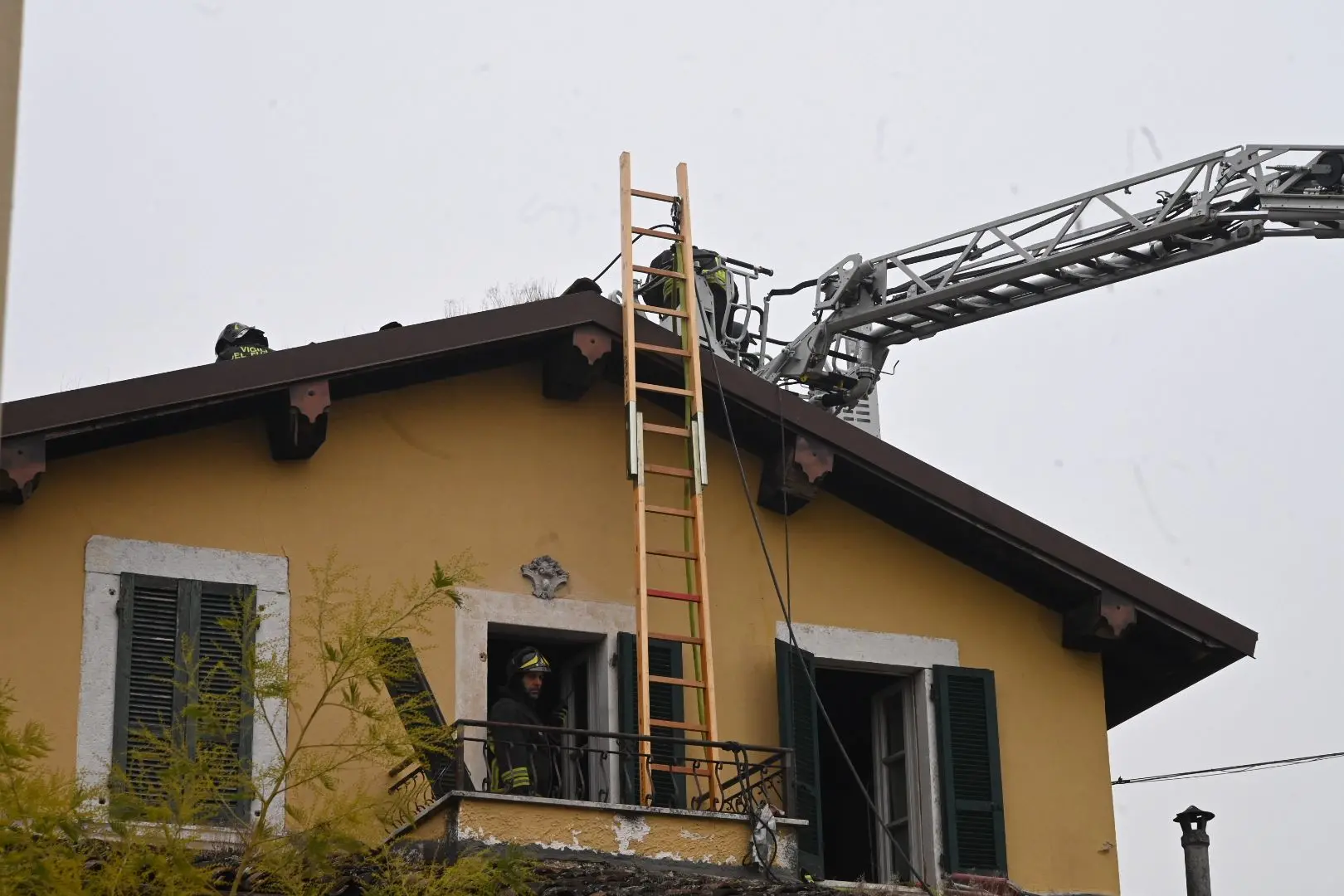 A fuoco il tetto di un'abitazione a Rezzato