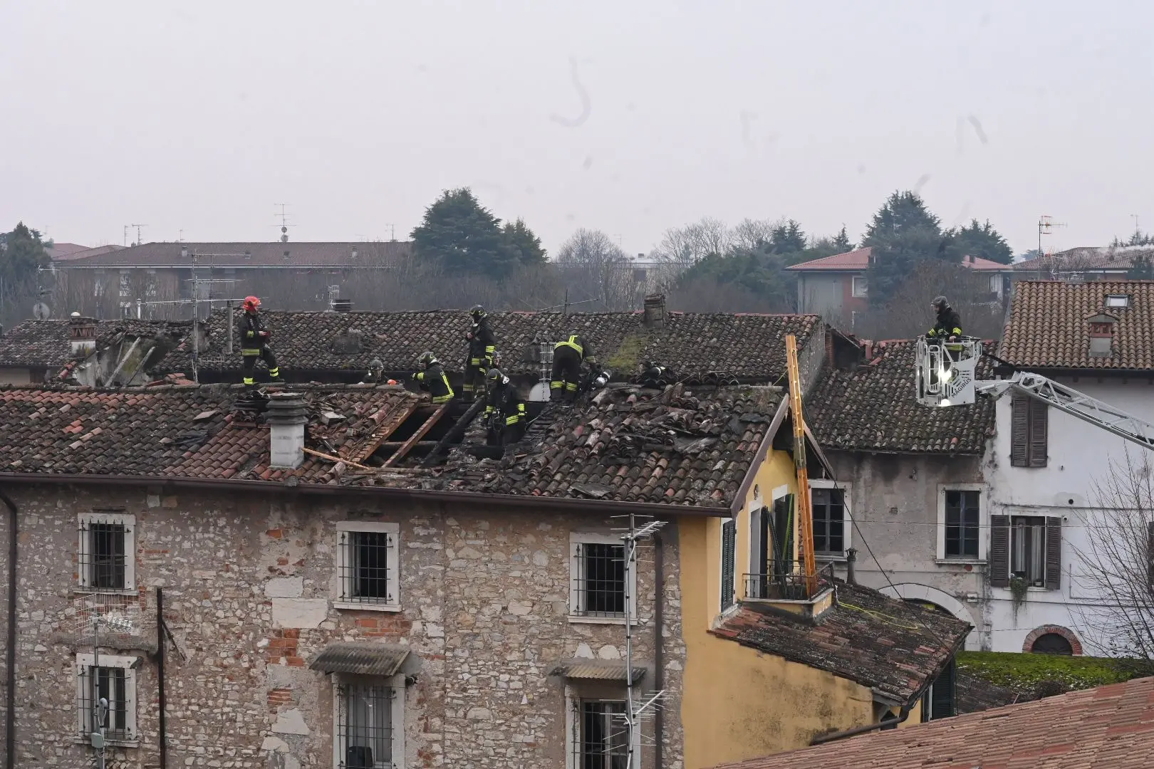 A fuoco il tetto di un'abitazione a Rezzato