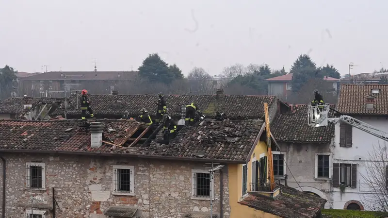 A fuoco il tetto di un'abitazione a Rezzato