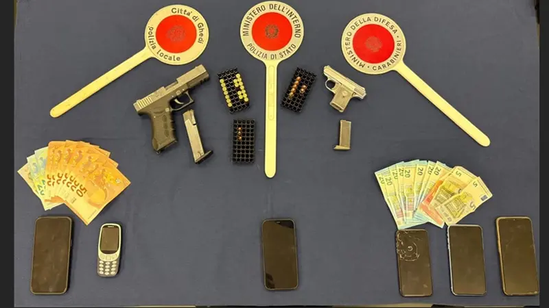 Le armi e il denaro sequestrato - © www.giornaledibrescia.it