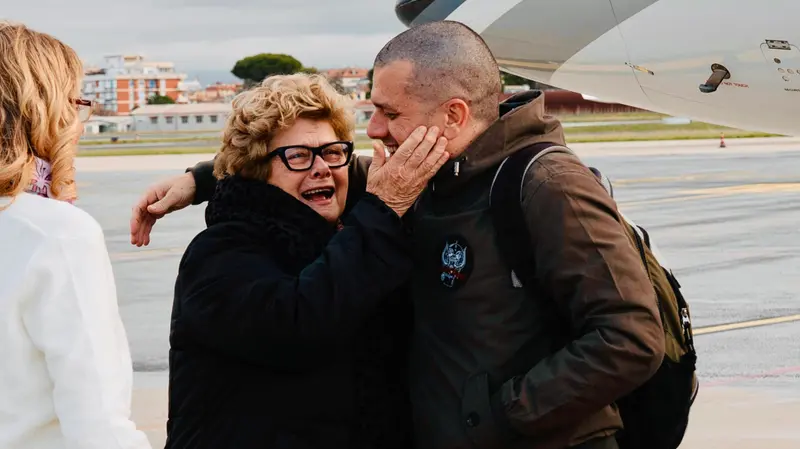 Alberto Trentini abbraccia la madre al suo rientro in Italia dopo la prigionia venezuelana - Foto Ansa © www.giornaledibrescia.it