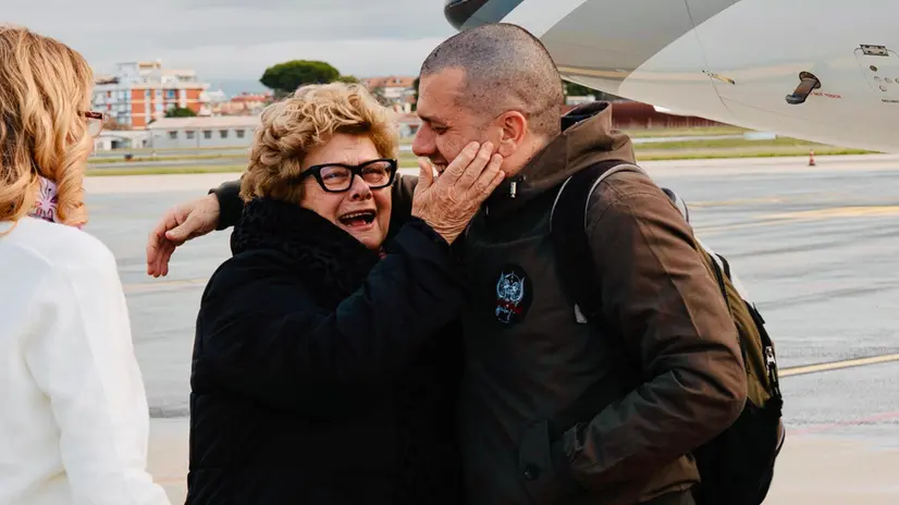 Alberto Trentini abbraccia la madre al suo rientro in Italia dopo la prigionia venezuelana - Foto Ansa © www.giornaledibrescia.it
