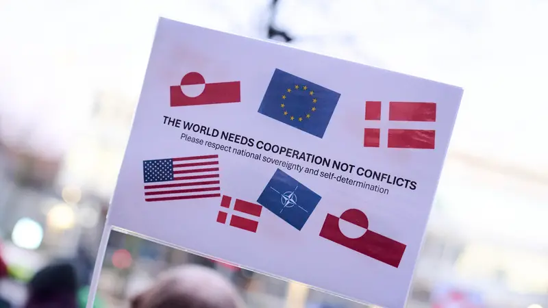 Un cartello di protesta fuori dall'ambasciata statunitense in Danimarca - Foto Ansa © www.giornaledibrescia.it