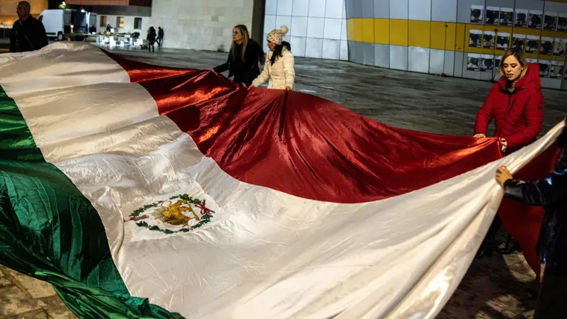 La bandiera iraniana srotolata durante una manifestazione - Foto Ansa © www.giornaledibrescia.it