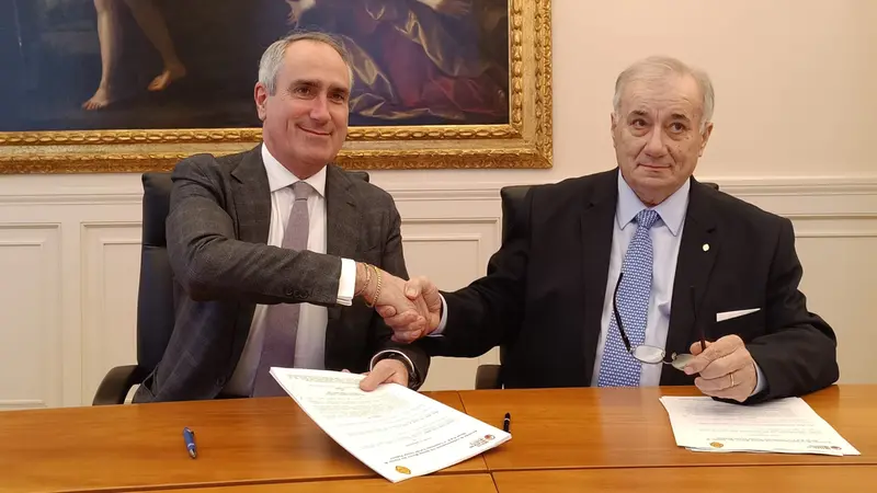 La stretta di mano tra Bianchini e Zaghini - © www.giornaledibrescia.it