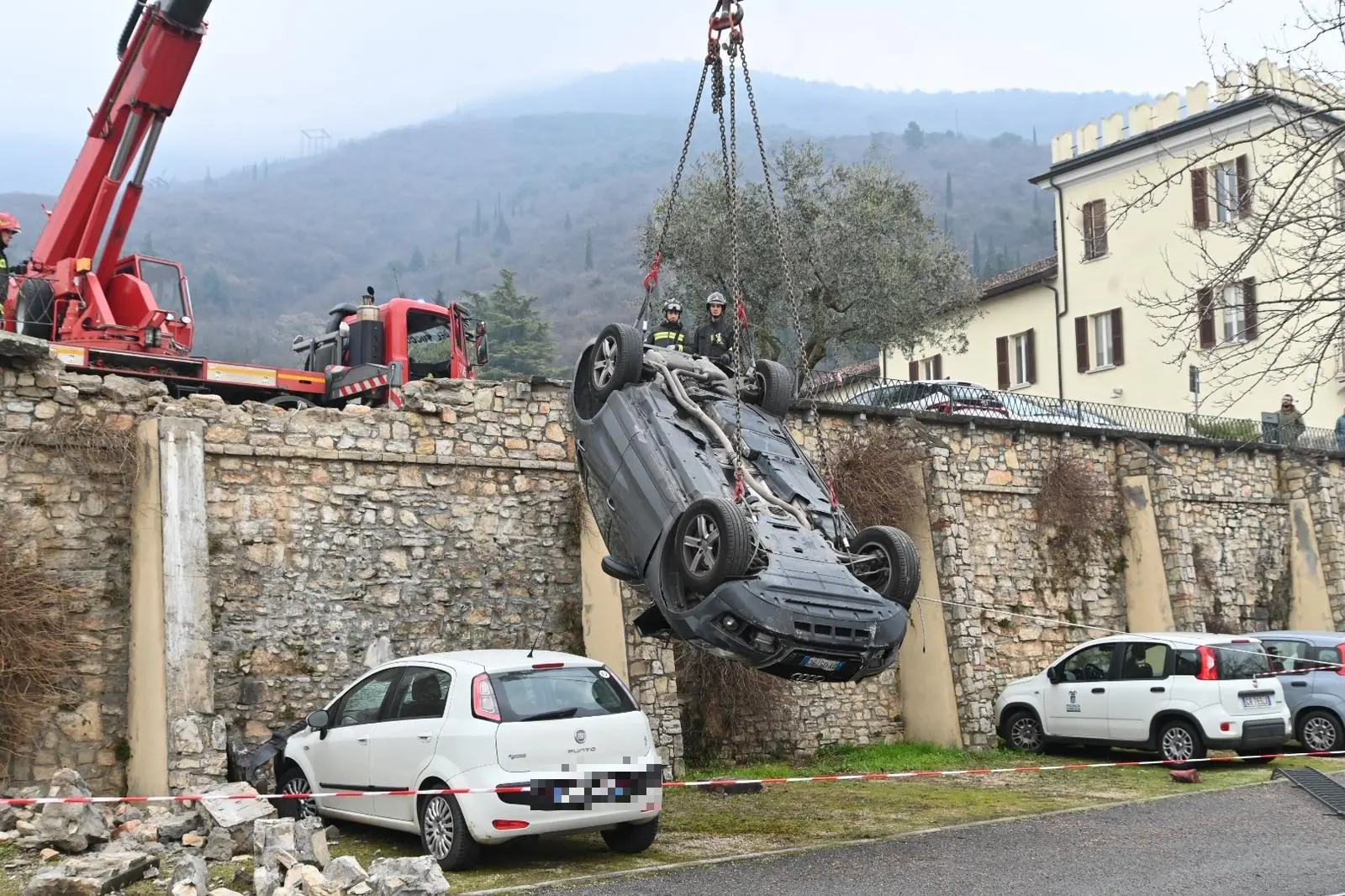 Viale della Bornata, l'auto ribaltata