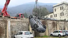 Viale della Bornata, l'auto ribaltata