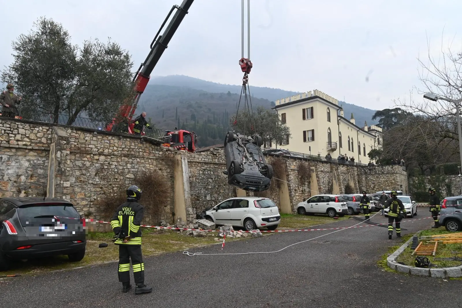 Viale della Bornata, l'auto ribaltata