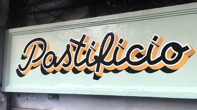 L’insegna in legno di un pastificio a Milano