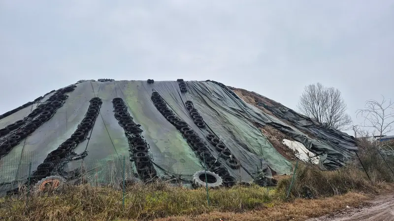 Il cumulo di rifiuti coperto da speciali teli isolanti - © www.giornaledibrescia.it