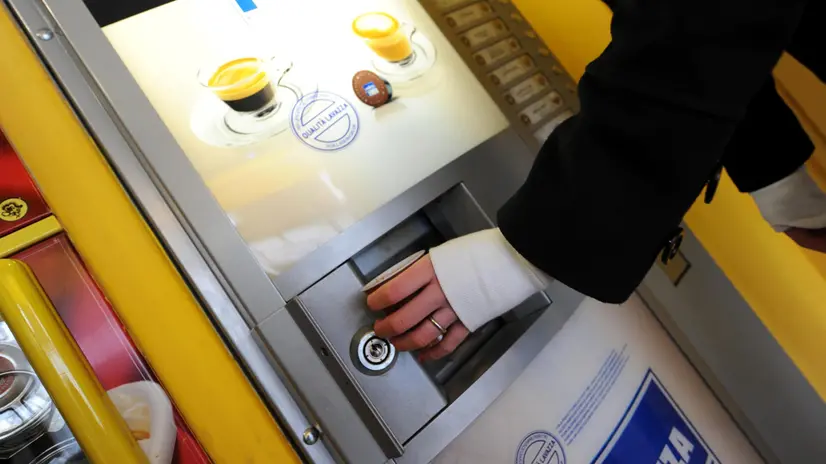 I fatti consumati al distributore automatico - Ansa © www.giornaledibrescia.it