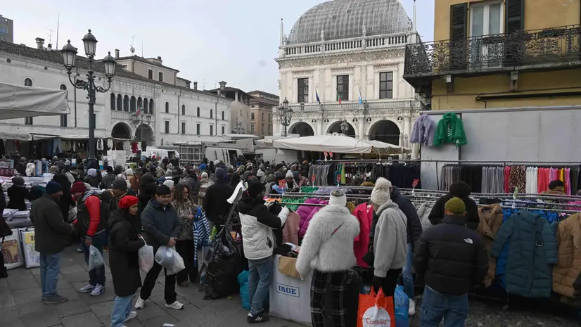 Il mercato in piazza Loggia -  Marco Ortogni/Neg © www.giornaledibrescia.it