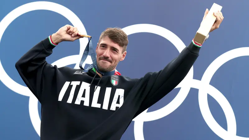 Giovanni De Gennaro ha vinto l'oro nel K1 a Parigi nel 2024 - Foto Ansa © www.giornaledibrescia.it