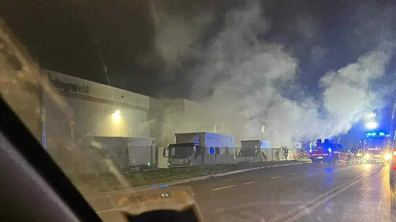 Il fumo sprigionato dall'incendio del furgone - © www.giornaledibrescia.it