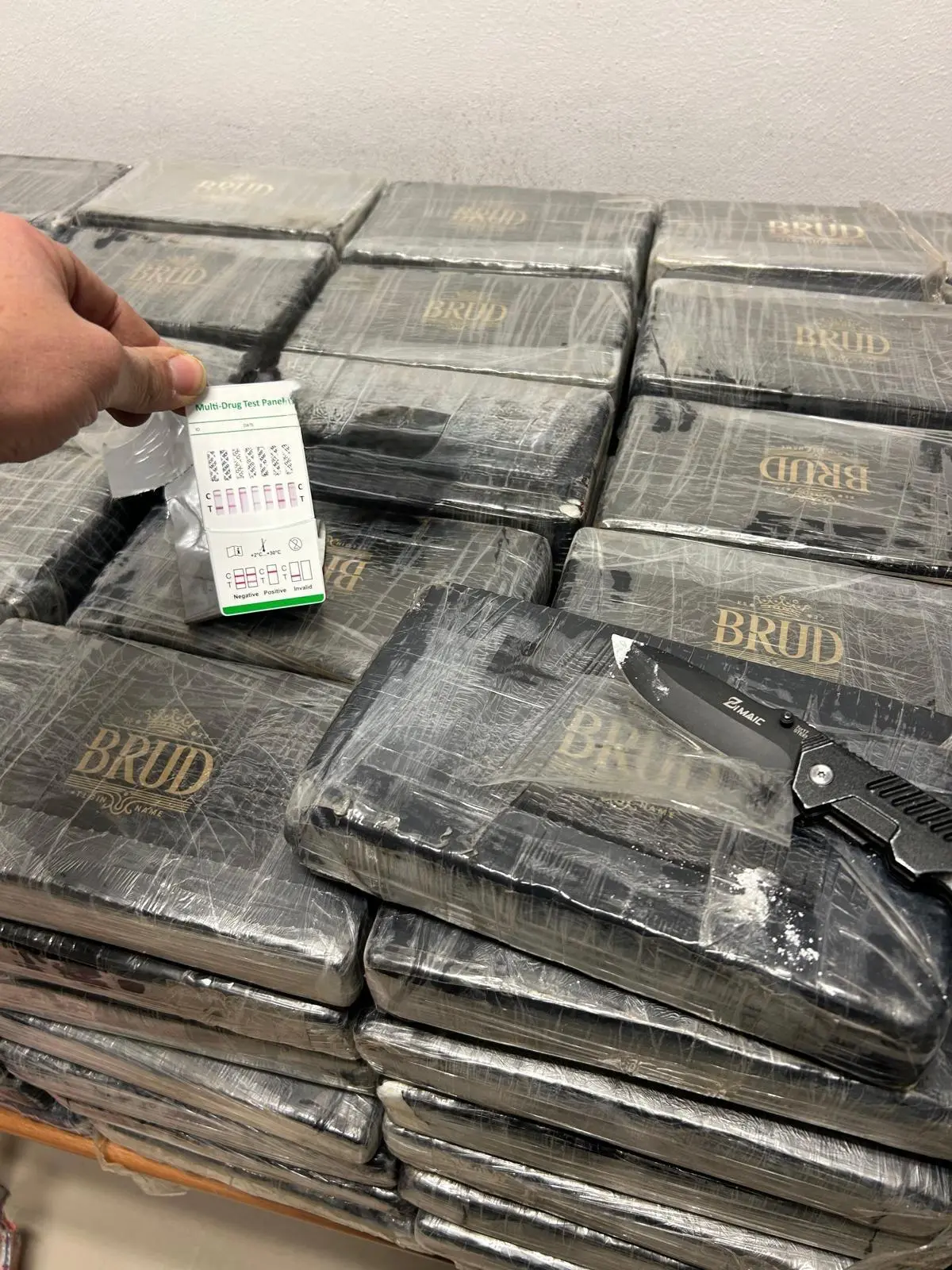 La droga sequestrata a Bergamo e il tir